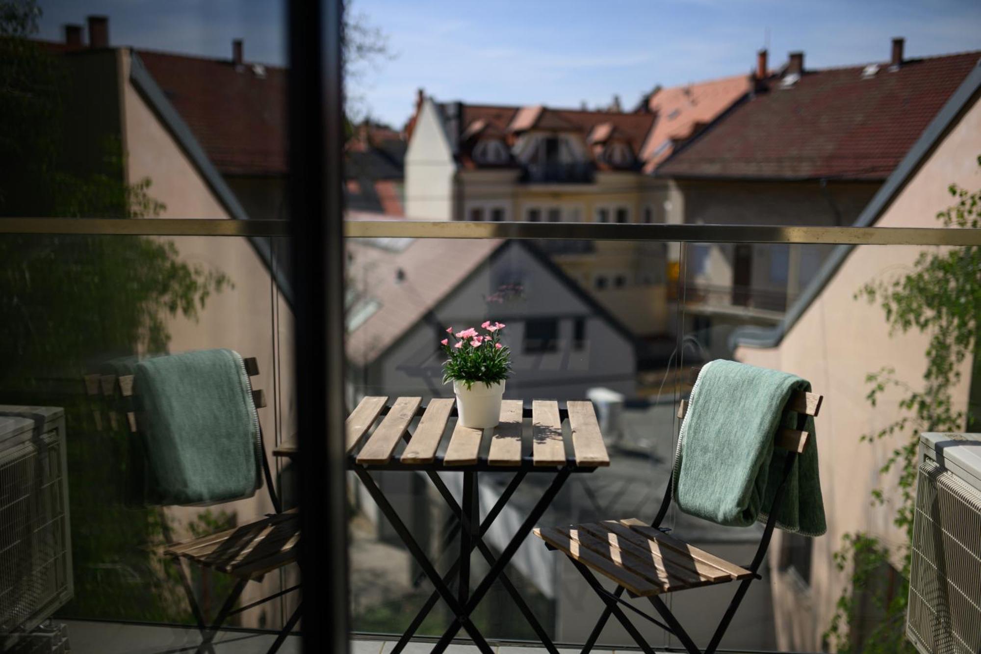 Domino Suite Eger Exteriör bild