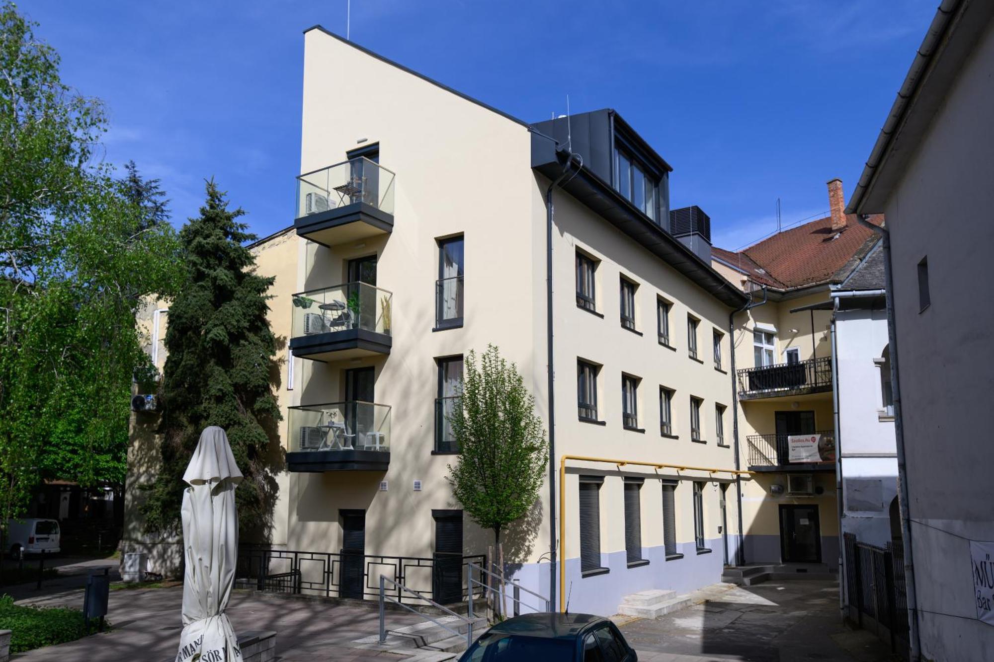 Domino Suite Eger Exteriör bild